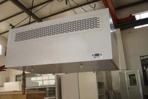 潔凈層流罩有風(fēng)機內(nèi)裝和風(fēng)機外接兩種，安裝方式有懸掛式和落地支架式兩種